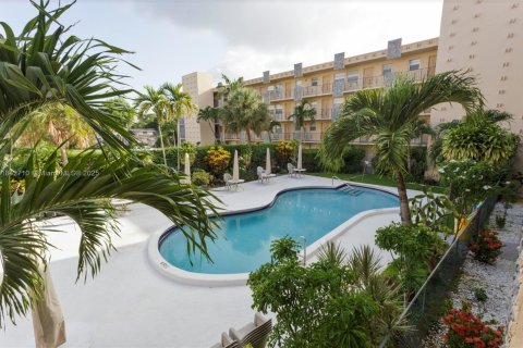 Condominio en venta en Hollywood, Florida, 2 dormitorios, 60.39 m2 № 1836709 - foto 1