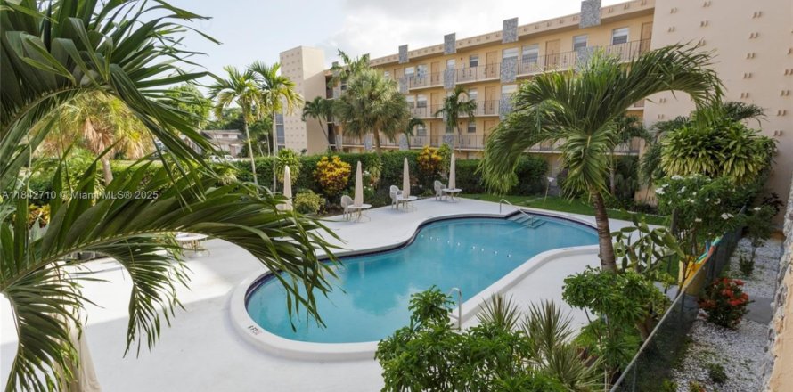 Condominio en Hollywood, Florida, 2 dormitorios  № 1836709