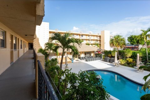 Condominio en venta en Hollywood, Florida, 2 dormitorios, 60.39 m2 № 1836709 - foto 2