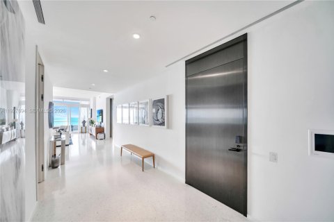 Condominio en venta en Miami Beach, Florida, 4 dormitorios, 439.43 m2 № 1998984 - foto 25