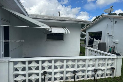 Villa ou maison à louer à Tamarac, Floride: 2 chambres, 98.66 m2 № 1955740 - photo 19