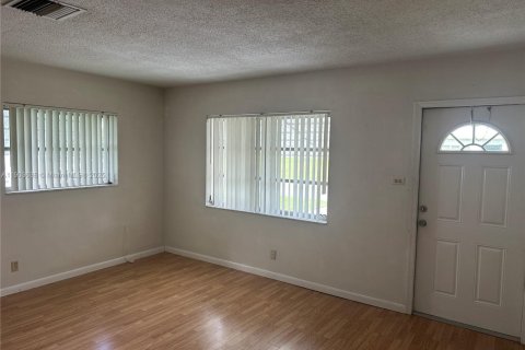 Villa ou maison à louer à Tamarac, Floride: 2 chambres, 98.66 m2 № 1955740 - photo 3