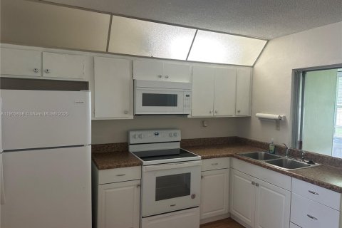 Villa ou maison à louer à Tamarac, Floride: 2 chambres, 98.66 m2 № 1955740 - photo 11