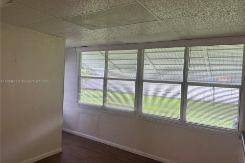 Villa ou maison à louer à Tamarac, Floride: 2 chambres, 98.66 m2 № 1955740 - photo 15