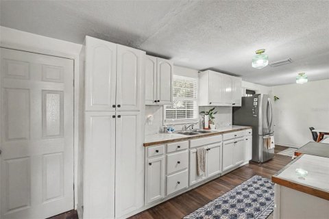 House in Lakeland, Florida 4 bedrooms, 104.79 sq.m. № 2220481 - photo 8