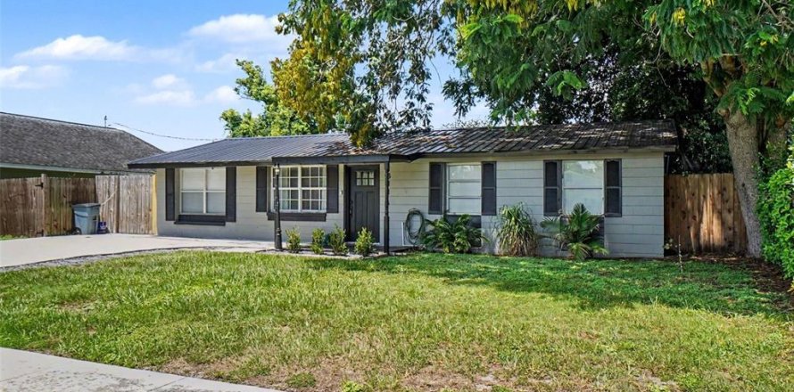 House in Lakeland, Florida 4 bedrooms, 104.79 sq.m. № 2220481