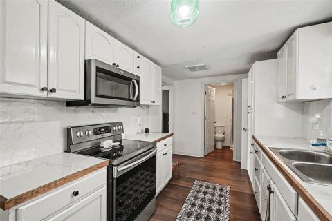 House in Lakeland, Florida 4 bedrooms, 104.79 sq.m. № 2220481 - photo 9