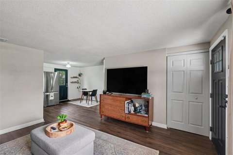 House in Lakeland, Florida 4 bedrooms, 104.79 sq.m. № 2220481 - photo 6