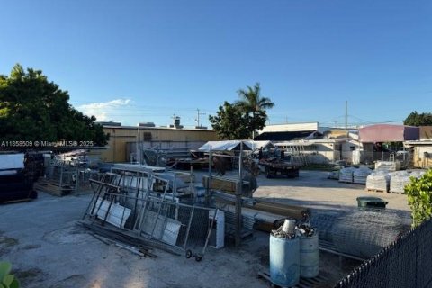 Commercial property in Homestead, Florida № 1888305 - photo 1