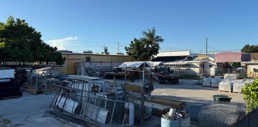 Commercial property in Homestead, Florida № 1888305