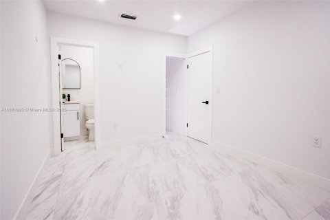 Casa en alquiler en North Miami Beach, Florida, 3 dormitorios, 127.09 m2 № 1977553 - foto 9