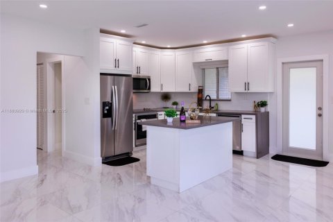 Casa en alquiler en North Miami Beach, Florida, 3 dormitorios, 127.09 m2 № 1977553 - foto 3