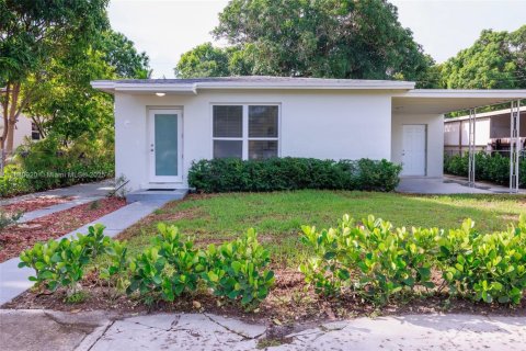 Casa en alquiler en North Miami Beach, Florida, 3 dormitorios, 127.09 m2 № 1977553 - foto 1