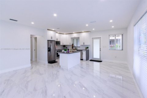 Casa en alquiler en North Miami Beach, Florida, 3 dormitorios, 127.09 m2 № 1977553 - foto 4