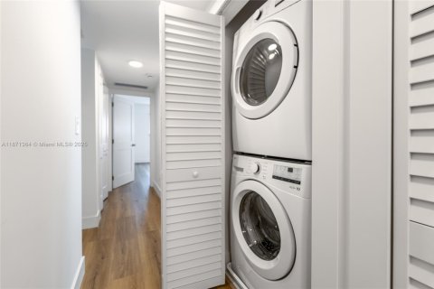 Apartment in Coral Gables, Florida 3 bedrooms, 148.64 sq.m. № 1926259 - photo 12