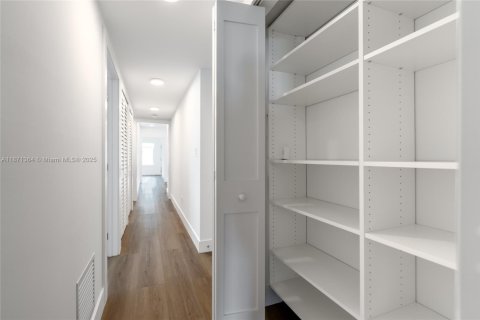 Apartment in Coral Gables, Florida 3 bedrooms, 148.64 sq.m. № 1926259 - photo 13