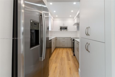 Apartment in Coral Gables, Florida 3 bedrooms, 148.64 sq.m. № 1926259 - photo 6