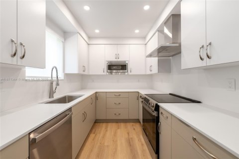 Apartment in Coral Gables, Florida 3 bedrooms, 148.64 sq.m. № 1926259 - photo 7