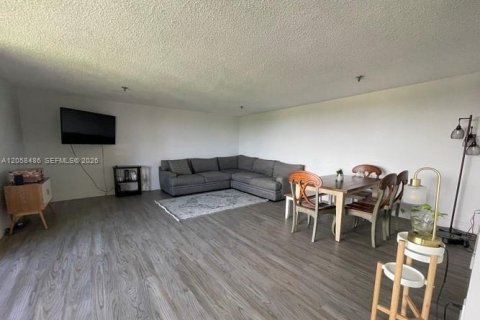 Condo in Miami, Florida, 2 bedrooms № 2263997 - photo 2
