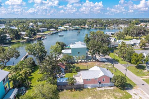 House in Crystal River, Florida 5 bedrooms, 302.03 sq.m. № 1916564 - photo 4