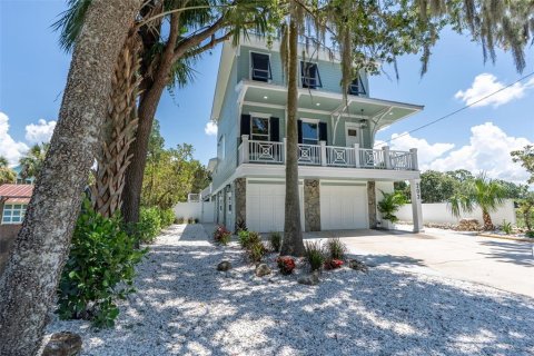 House in Crystal River, Florida 5 bedrooms, 302.03 sq.m. № 1916564 - photo 6