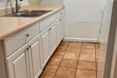 House in Lauderdale Lakes, Florida 1 bedroom, 255.48 sq.m. № 1892176 - photo 2