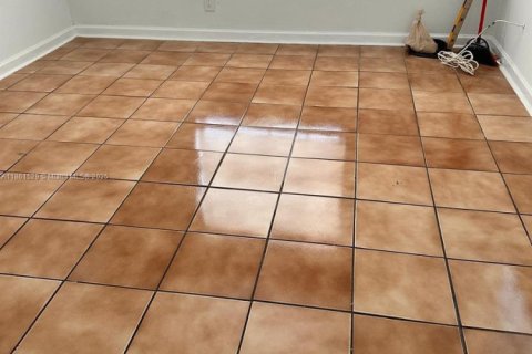 House in Lauderdale Lakes, Florida 1 bedroom, 255.48 sq.m. № 1892176 - photo 3