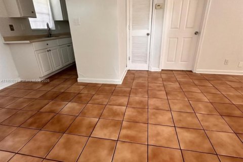 House in Lauderdale Lakes, Florida 1 bedroom, 255.48 sq.m. № 1892176 - photo 1