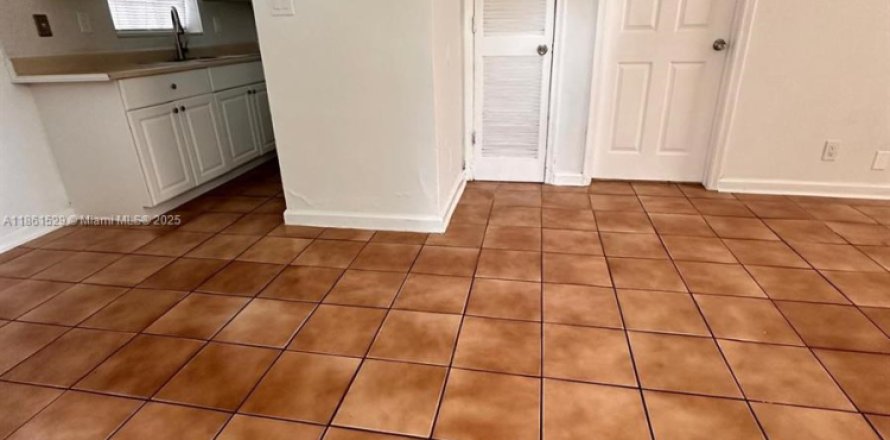 Villa ou maison à Lauderdale Lakes, Floride 1 chambre, 255.48 m2 № 1892176