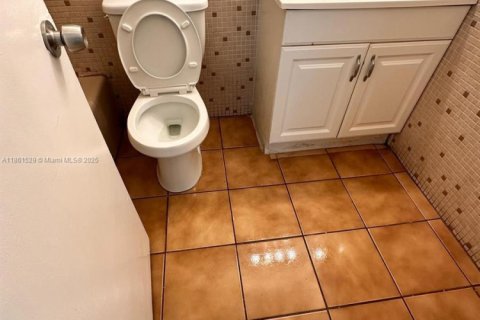 House in Lauderdale Lakes, Florida 1 bedroom, 255.48 sq.m. № 1892176 - photo 4