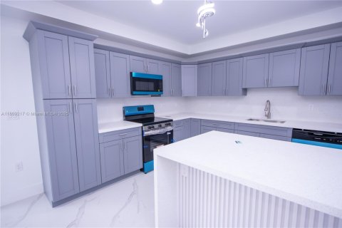 House in Lehigh Acres, Florida 3 bedrooms № 1749157 - photo 9