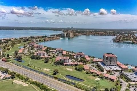 Condo à Saint Petersburg, Floride, 2 chambres  № 2165909