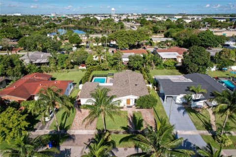 Villa ou maison à louer à North Miami Beach, Floride: 4 chambres, 200.48 m2 № 1964989 - photo 28