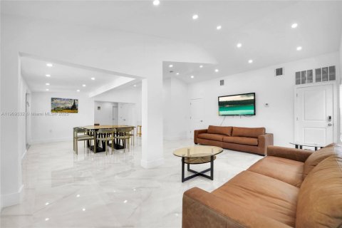 Villa ou maison à louer à North Miami Beach, Floride: 4 chambres, 200.48 m2 № 1964989 - photo 15