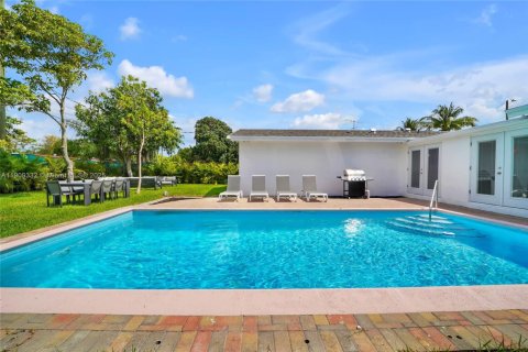 Villa ou maison à louer à North Miami Beach, Floride: 4 chambres, 200.48 m2 № 1964989 - photo 1