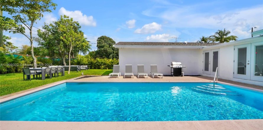 Villa ou maison à North Miami Beach, Floride 4 chambres, 200.48 m2 № 1964989