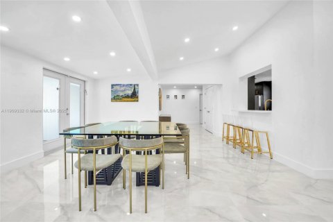 Villa ou maison à louer à North Miami Beach, Floride: 4 chambres, 200.48 m2 № 1964989 - photo 10