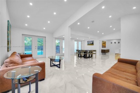 Villa ou maison à louer à North Miami Beach, Floride: 4 chambres, 200.48 m2 № 1964989 - photo 18