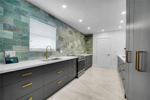 Villa ou maison à louer à North Miami Beach, Floride: 4 chambres, 200.48 m2 № 1964989 - photo 3