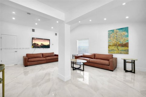 Villa ou maison à louer à North Miami Beach, Floride: 4 chambres, 200.48 m2 № 1964989 - photo 16