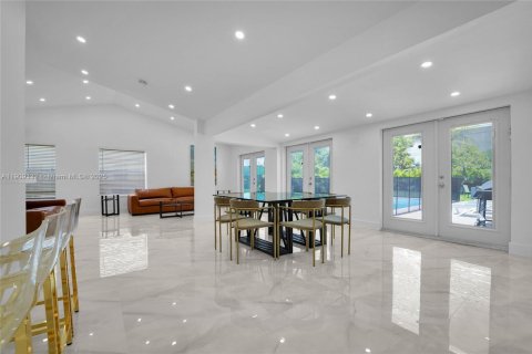 Villa ou maison à louer à North Miami Beach, Floride: 4 chambres, 200.48 m2 № 1964989 - photo 12