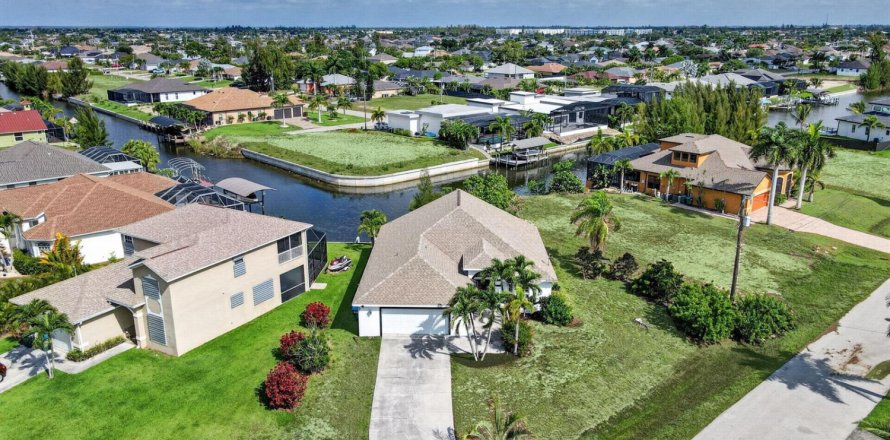 Villa ou maison à Cape Coral, Floride 3 chambres, 166.85 m2 № 2248127