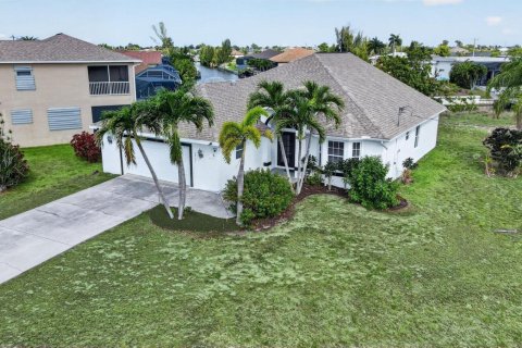 Villa ou maison à vendre à Cape Coral, Floride: 3 chambres, 166.85 m2 № 2248127 - photo 2