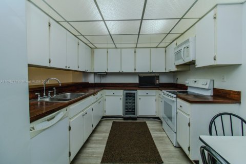 Condo in Key Biscayne, Florida, 2 bedrooms  № 1703654 - photo 9