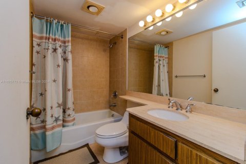 Condo in Key Biscayne, Florida, 2 bedrooms  № 1703654 - photo 16