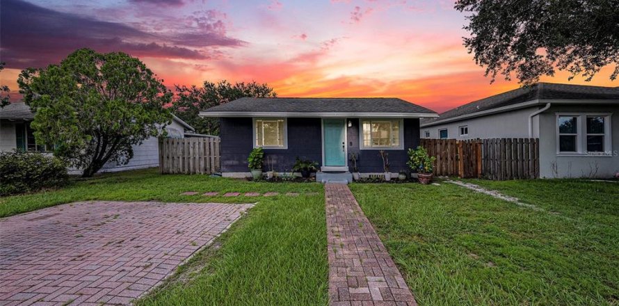 House in Saint Petersburg, Florida 3 bedrooms, 93.83 sq.m. № 1876636