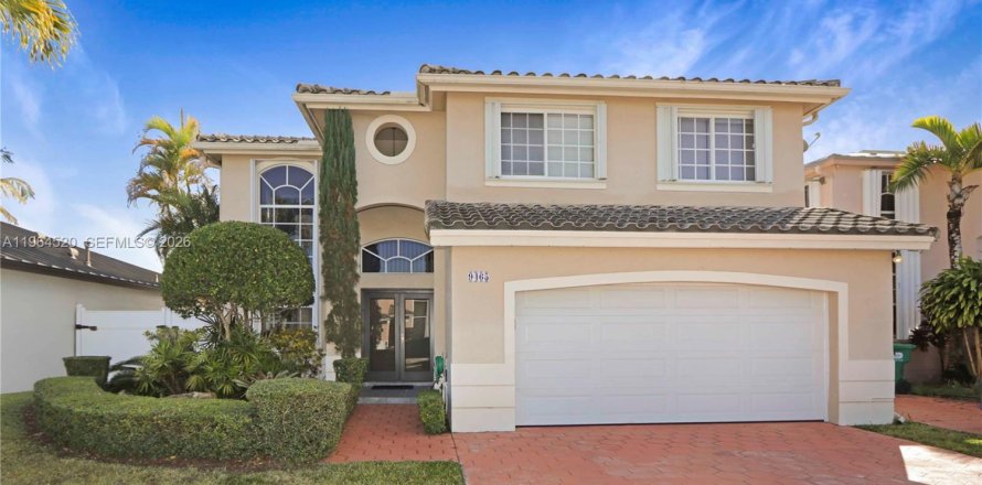 Дом в Майами, Флорида 4 спальни, 218.6м2 № 2028042