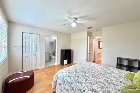 House in Weston, Florida 4 bedrooms, 193.98 sq.m. № 2189529 - photo 24
