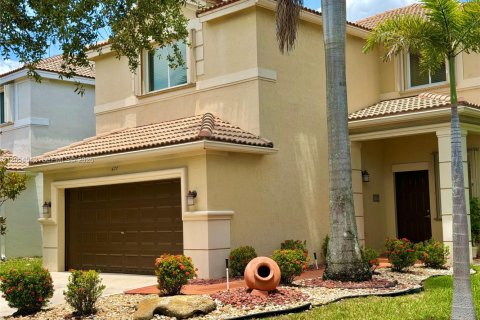 House in Weston, Florida 4 bedrooms, 193.98 sq.m. № 2189529 - photo 3
