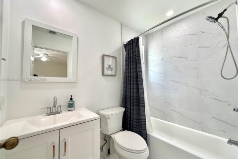 House in Weston, Florida 4 bedrooms, 193.98 sq.m. № 2189529 - photo 25